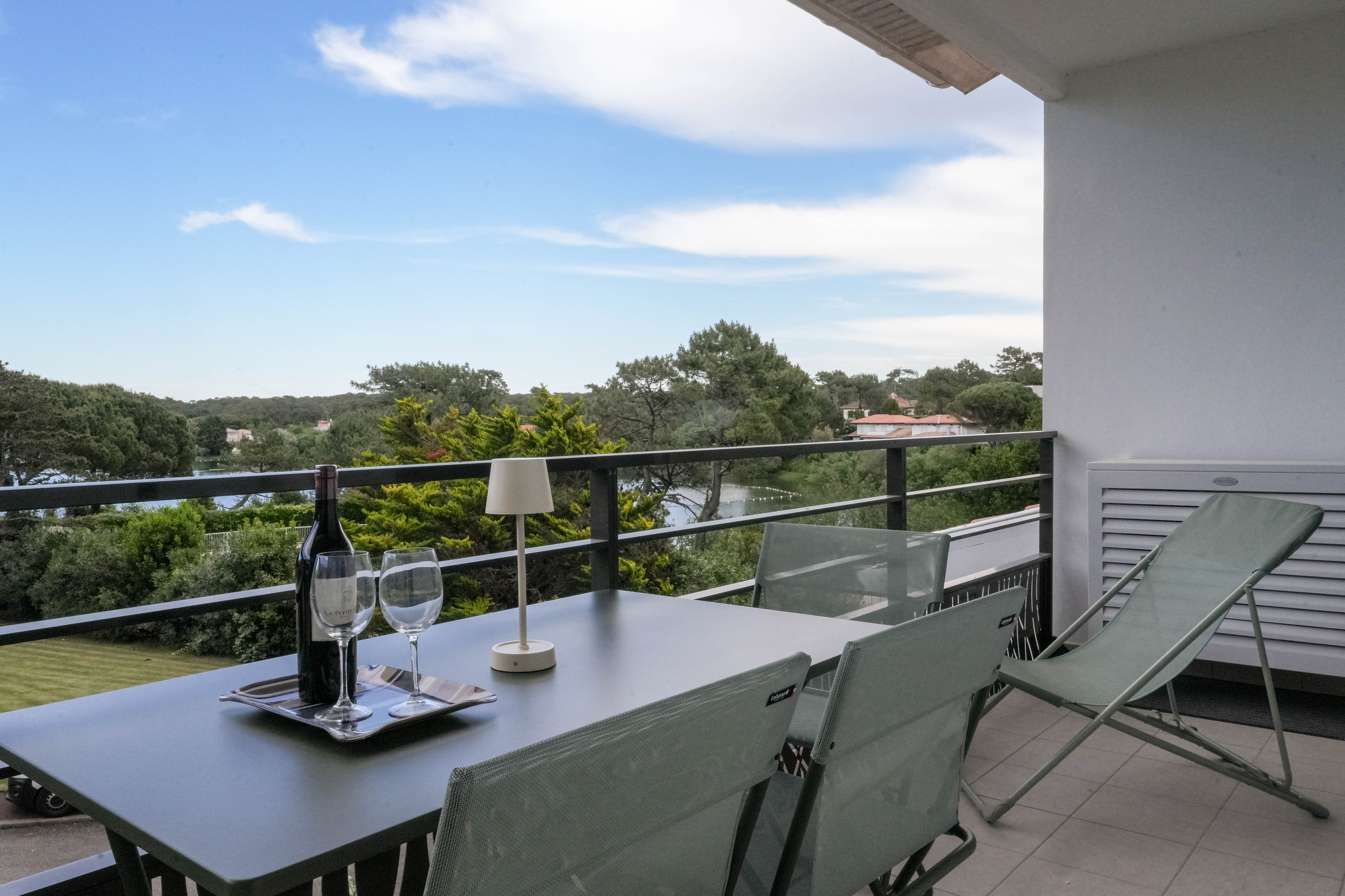 Terrasse avec vue sur le lac de Chiberta, Anglet