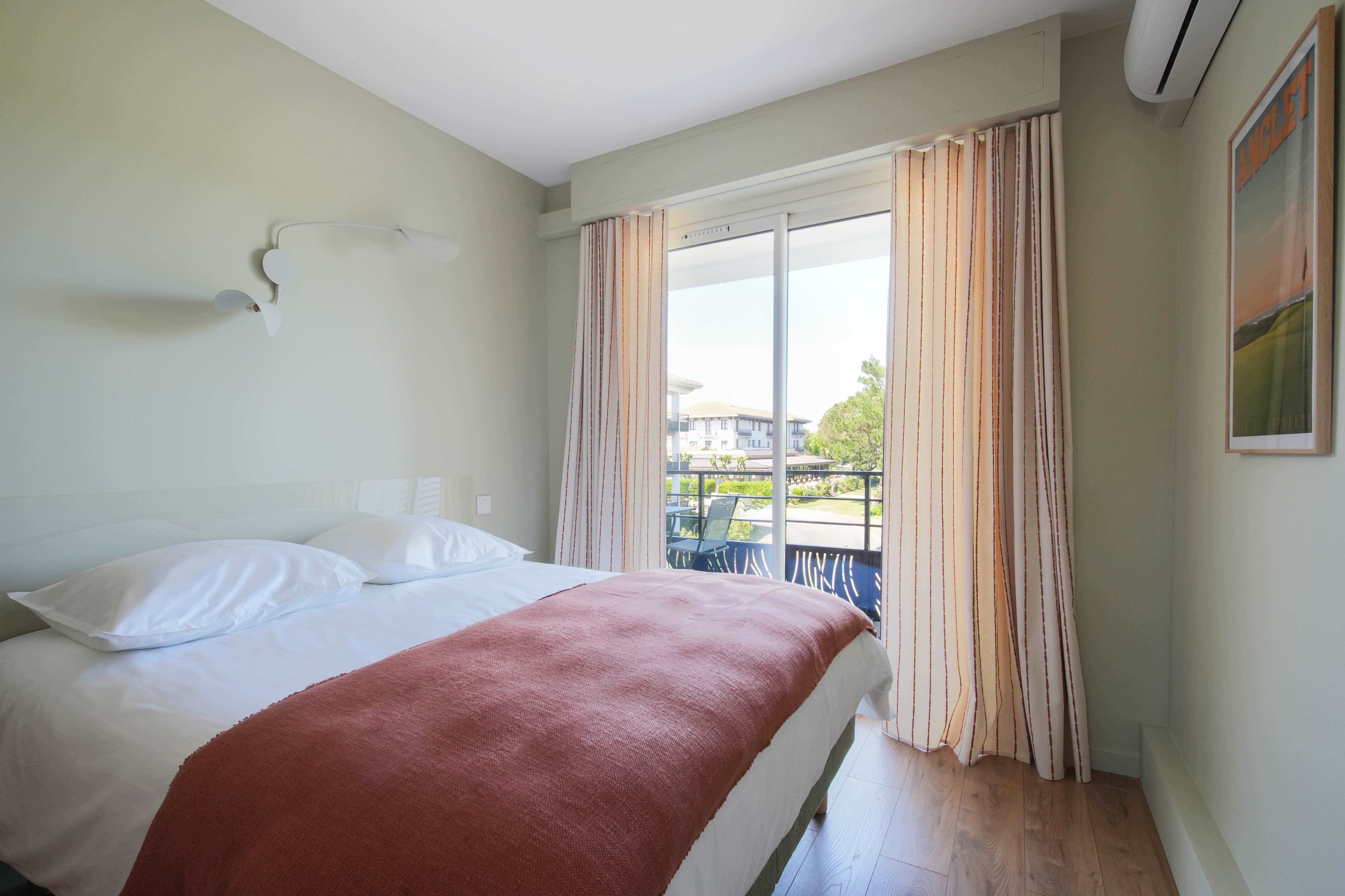 Chambre principale avec vue sur la terrasse